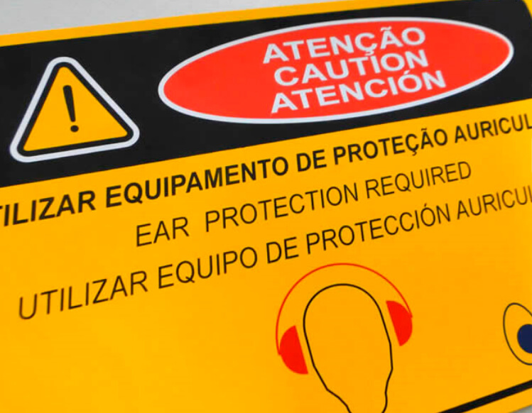 Etiqueta técnica com informações de segurança para operadores do equipamento.